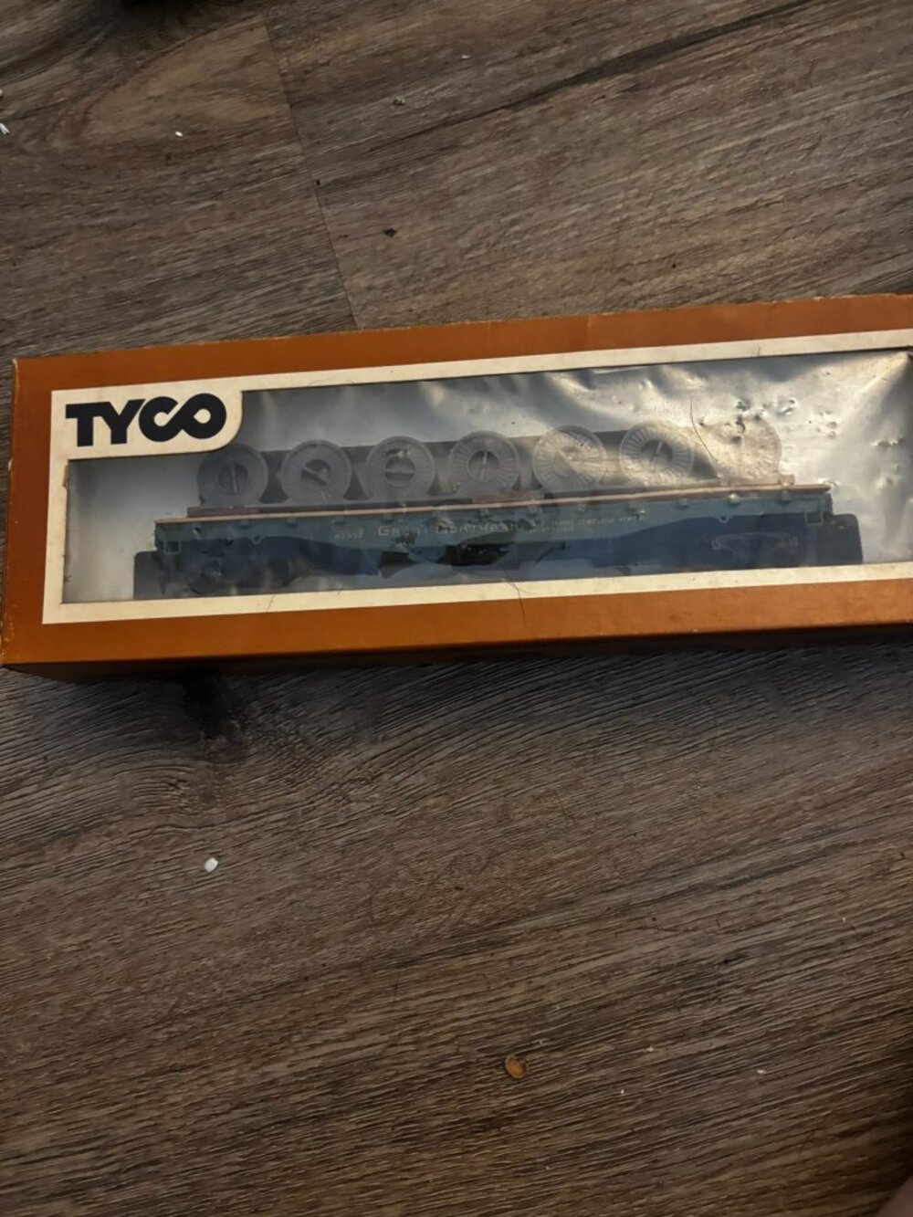 Tyco HO Flatcar with load Great Northern 42053 Railroad Train display set up